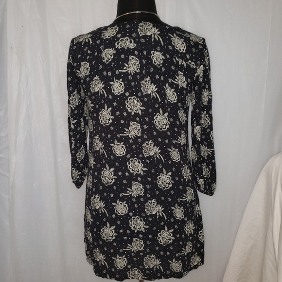 Bongo Large V-neck tunic black floral - Picture 3 of 8